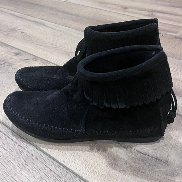 Size 5.5 Womens Minnetonka Back Zipper Boot Black Moccasin Cow Suede - Picture 1 of 10